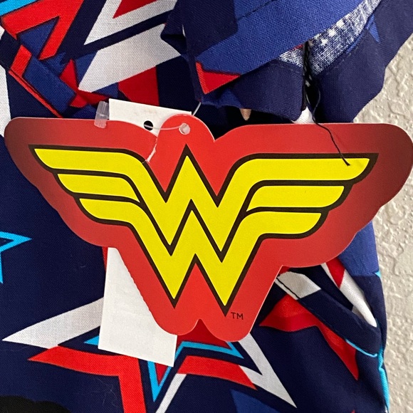 Wonder Woman Scrub Top Medium Mock Wrap Top Cotton New Nurses CNA DC Comics - Picture 8 of 11